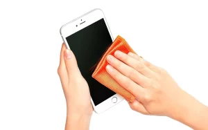 چگونه صفحه گوشی خود را تمیز کنیم